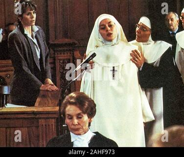 AGNES OF GOD 1985 Columbia Pictures fiom con Jane fonda a sinistra e Anne Bancroft centro Foto Stock