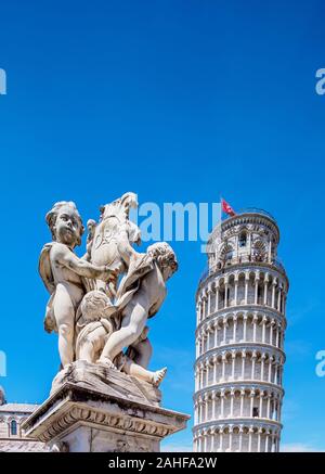 Putti Fontana e la Torre Pendente e Piazza dei Miracoli a Pisa, Toscana, Italia Foto Stock