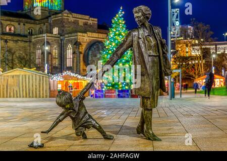 La nonna e il bambino alla piazza della cattedrale, Blackburn a tempo di Natale. Situato di fronte Blackburn stazione ferroviaria Foto Stock