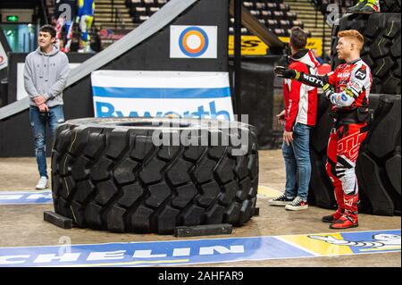 SHEFFIELD, Inghilterra - Dicembre 28th Piloti e supervisione a piedi le sezioni prima dell'evento durante il venticinquesimo anniversario di Sheffield Trial Indoor all'FlyDSA Arena, Sheffield sabato 28 dicembre 2019. (Credit: Ian Charles | MI News) Credito: MI News & Sport /Alamy Live News Foto Stock