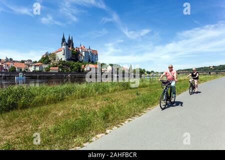 Tedesco anziani in bicicletta sulla pista ciclabile Germania lungo Elbe River bike Meissen Germania Castelli Sassonia Elberadweg percorso Foto Stock