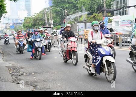 Le moto sono il principale mezzo di trasporto per la maggior parte persone vietnamite. Per le strade delle città in Vietnam sono affollate di motociclette. Foto Stock