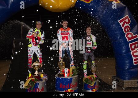 SHEFFIELD, Inghilterra - Dicembre 28th Top 3 - (l-r) Adam Raga (2nd), Tony Bou (vincitore) Jamie Busto (3rd) spruzzare lo Champagne durante il venticinquesimo anniversario di Sheffield Trial Indoor all'FlyDSA Arena, Sheffield sabato 28 dicembre 2019. (Credit: Ian Charles | MI News) Credito: MI News & Sport /Alamy Live News Foto Stock