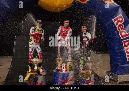 SHEFFIELD, Inghilterra - Dicembre 28th Top 3 - (l-r) Adam Raga (2nd), Tony Bou (vincitore) Jamie Busto (3rd) spruzzare lo Champagne durante il venticinquesimo anniversario di Sheffield Trial Indoor all'FlyDSA Arena, Sheffield sabato 28 dicembre 2019. (Credit: Ian Charles | MI News) Credito: MI News & Sport /Alamy Live News Foto Stock