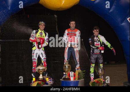 SHEFFIELD, Inghilterra - Dicembre 28th Top 3 - (l-r) Adam Raga (2nd), Tony Bou (vincitore) Jamie Busto (3rd) spruzzare lo Champagne durante il venticinquesimo anniversario di Sheffield Trial Indoor all'FlyDSA Arena, Sheffield sabato 28 dicembre 2019. (Credit: Ian Charles | MI News) Credito: MI News & Sport /Alamy Live News Foto Stock