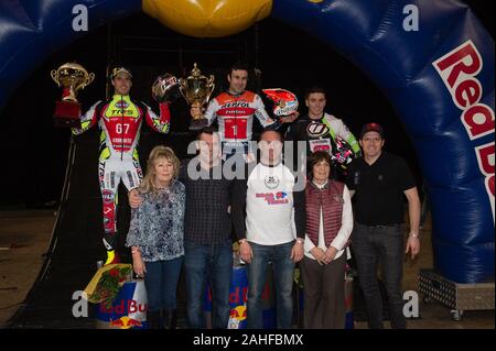 SHEFFIELD, Inghilterra - Dicembre 28th Top 3 - (l-r) Adam Raga (2nd), Tony Bou (vincitore) Jamie Busto (3rd) con gli organizzatori durante il venticinquesimo anniversario di Sheffield Trial Indoor all'FlyDSA Arena, Sheffield sabato 28 dicembre 2019. (Credit: Ian Charles | MI News) Credito: MI News & Sport /Alamy Live News Foto Stock