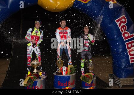 SHEFFIELD, Inghilterra - Dicembre 28th Top 3 - (l-r) Adam Raga (2nd), Tony Bou (vincitore) Jamie Busto (3rd) spruzzare lo Champagne durante il venticinquesimo anniversario di Sheffield Trial Indoor all'FlyDSA Arena, Sheffield sabato 28 dicembre 2019. (Credit: Ian Charles | MI News) Credito: MI News & Sport /Alamy Live News Foto Stock