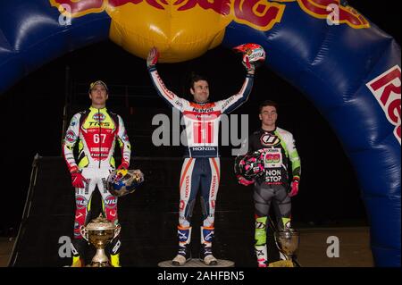 SHEFFIELD, Inghilterra - Dicembre 28th Top 3 - (l-r) Adam Raga (2nd), Tony Bou (vincitore) Jamie Busto (3rd) durante il venticinquesimo anniversario di Sheffield Trial Indoor all'FlyDSA Arena, Sheffield sabato 28 dicembre 2019. (Credit: Ian Charles | MI News) Credito: MI News & Sport /Alamy Live News Foto Stock