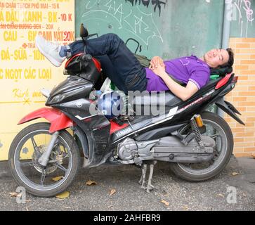 Le moto sono il principale mezzo di trasporto per la maggior parte persone vietnamite. Per le strade delle città in Vietnam sono affollate di motociclette. Foto Stock