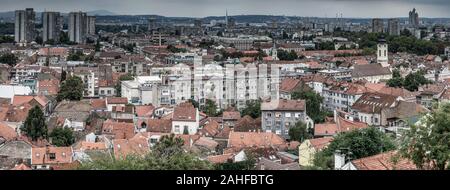 Vista al di sopra del vecchio quartiere Zemun e Belgrado Nuova (Novi Beograd) sullo sfondo Foto Stock