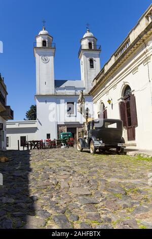 Colonia Sacramento, Uruguay, settembre, 26: auto obsoleti, di fronte alla chiesa di Colonia del Sacramento, Uruguay. Si tratta di una delle più antiche città che ho Foto Stock