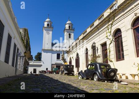 Colonia Sacramento, Uruguay, settembre, 26: auto obsoleti, di fronte alla chiesa di Colonia del Sacramento, Uruguay. Si tratta di una delle più antiche città che ho Foto Stock