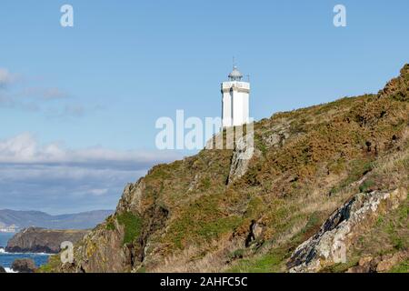 Mera / Spagna - 24 dicembre 2019: piccolo faro inferiore su una scogliera di mera Coruna Spagna nel sole invernale Foto Stock