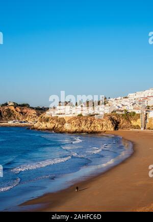 Paneco spiaggia, vista in elevazione, Albufeira Algarve Foto Stock