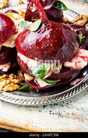 Bollito di barbabietole con formaggio morbido e noce Foto Stock