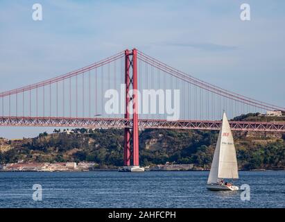 25 de Abril Bridge visto da Belem, Lisbona, Portogallo Foto Stock