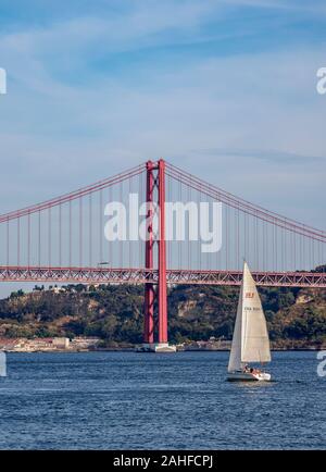 25 de Abril Bridge visto da Belem, Lisbona, Portogallo Foto Stock