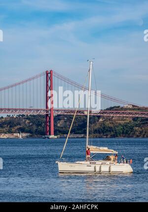 25 de Abril Bridge visto da Belem, Lisbona, Portogallo Foto Stock