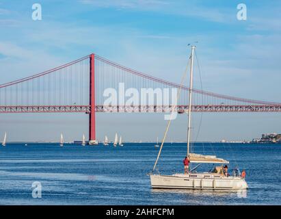 25 de Abril Bridge visto da Belem, Lisbona, Portogallo Foto Stock