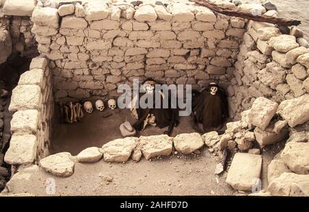 Il cimitero di Chauchilla è un cimitero che contiene prehispanic mummificato resti umani e reperti archeologici, situato nel deserto 30 chilometri s Foto Stock