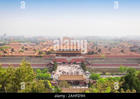 Una veduta aerea di molti edifici entro la Città Proibita di Pechino Cina come visto dal Parco Jingshan. Traduzione Cinese: il valor spirituale gat Foto Stock