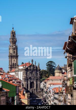 Vista verso la Torre Clerigos e Chiesa, Porto, Portogallo Foto Stock