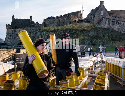 Il Castello di Edimburgo, Edimburgo, Scozia, Regno Unito. Il 29 dicembre 2019. Nuovo anno fuochi d'artificio preparati: Fuochi d'artificio di titanio, una delle più grandi aziende di fuochi d'artificio nel Regno Unito preparare circa 4.200 fuochi d'artificio sui bastioni del Castello di Edimburgo per questo anno di Hogmanay celebrazioni. Nella foto: Lynn Wiseman e Shaun Gibson, pyrotechnicians Foto Stock