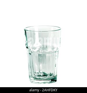Un bicchiere vuoto e una caraffa per acqua stand su sfondo bianco Foto Stock