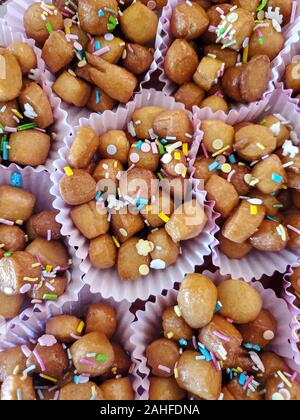 Natale tradizionali dolci napoletani struffoli, italiano cucina casereccia cibo Foto Stock