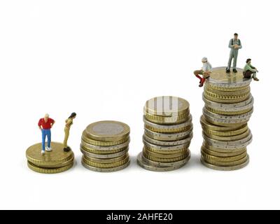 Persone in miniatura sulla pila di monete in euro su sfondo bianco, concetto di squilibrio tra ricchi e poveri Foto Stock