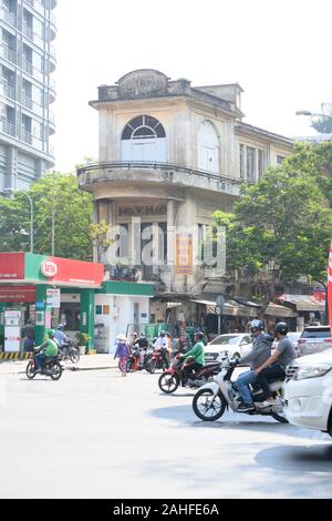 Le moto sono il principale mezzo di trasporto per la maggior parte persone vietnamite. Per le strade delle città in Vietnam sono affollate di motociclette. Foto Stock