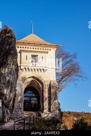 Il castello di Ojcow, cancello di ingresso, il sentiero delle aquile' nidi, Krakow-Czestochowa Upland o Polacco Jurassic Highland, Piccola Polonia voivodato, Polonia Foto Stock