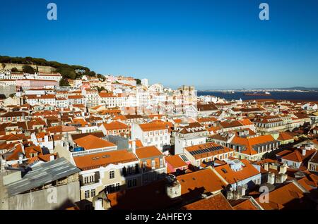 Lisbona, Portogallo : centro Baixa e Cattedrale di Lisbona panoramica come si vede dall'Elevador de Santa Justa. Foto Stock