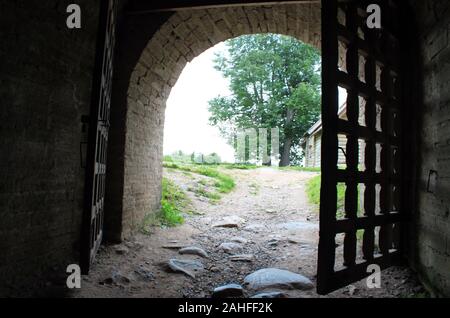 Ingresso di gate con porta in legno a traliccio di fortezza Staraya Ladoga, Russia, dalla regione di Leningrado, Russia. Sfondo naturale vista. Copia di testo spazio. Russo Foto Stock