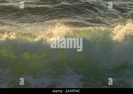 Dettaglio delle onde di Peniche Estremadura Portogallo Foto Stock