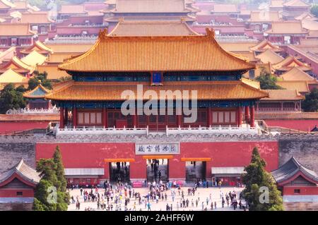 Pechino, Cina. Aprile 26, 2016. Una veduta aerea di molti edifici entro la Città Proibita di Pechino Cina come visto dal Parco Jingshan. Foto Stock