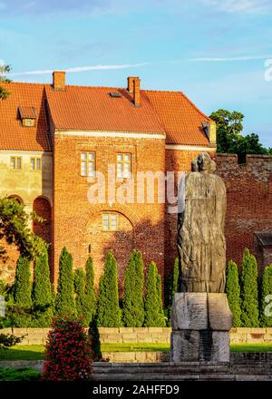 Nicolaus Copernicus monumento con la Collina della Cattedrale in background, Frombork, Warmian-Masurian voivodato, Polonia Foto Stock