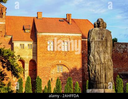 Nicolaus Copernicus monumento con la Collina della Cattedrale in background, Frombork, Warmian-Masurian voivodato, Polonia Foto Stock