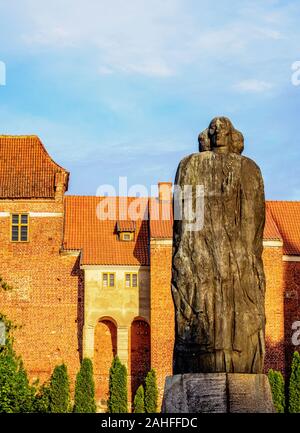 Nicolaus Copernicus monumento con la Collina della Cattedrale in background, Frombork, Warmian-Masurian voivodato, Polonia Foto Stock