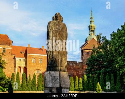 Nicolaus Copernicus monumento con la Collina della Cattedrale in background, Frombork, Warmian-Masurian voivodato, Polonia Foto Stock