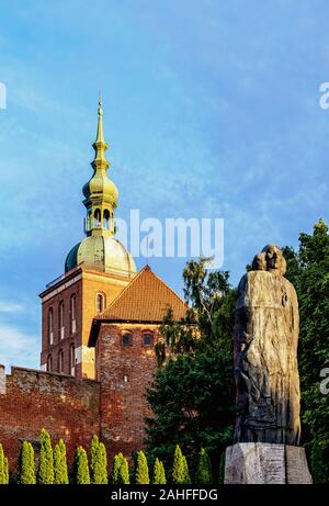 Nicolaus Copernicus monumento con la Collina della Cattedrale in background, Frombork, Warmian-Masurian voivodato, Polonia Foto Stock