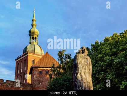 Nicolaus Copernicus monumento con la Collina della Cattedrale in background, Frombork, Warmian-Masurian voivodato, Polonia Foto Stock