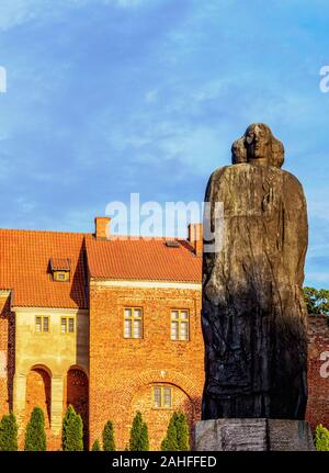 Nicolaus Copernicus monumento con la Collina della Cattedrale in background, Frombork, Warmian-Masurian voivodato, Polonia Foto Stock