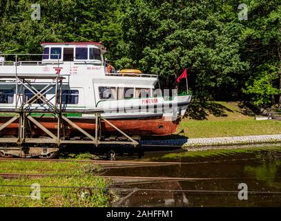 Imbarcazione turistica in base a piano inclinato in Buczyniec, Elblag Canal, Warmian-Masurian voivodato, Polonia Foto Stock