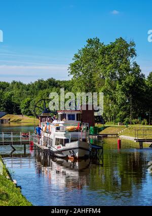 Tourist Boatapproaching piano inclinato in Buczyniec, Elblag Canal, Warmian-Masurian voivodato, Polonia Foto Stock