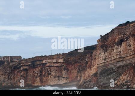 Oceano atlantico seascape con la scogliera e la riva di nazare, Portogallo Foto Stock