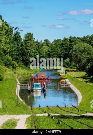 Barca Privata in base a piano inclinato in Olesnica, Elblag Canal, Warmian-Masurian voivodato, Polonia Foto Stock