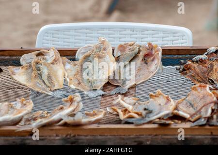 Al fine di preservare il pesce i pescatori portoghesi asciugare il pesce al sole sulla spiaggia. Fotografato a Nazare, Portogallo Foto Stock