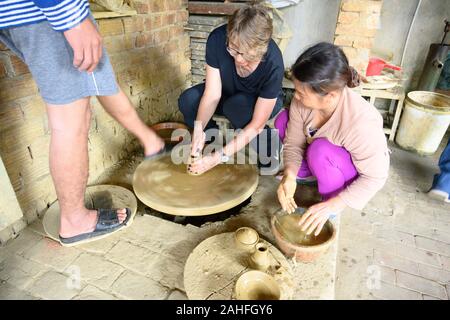 Realizzazione di ceramica tradizionale utilizzando un piede ruota motorizzata Foto Stock