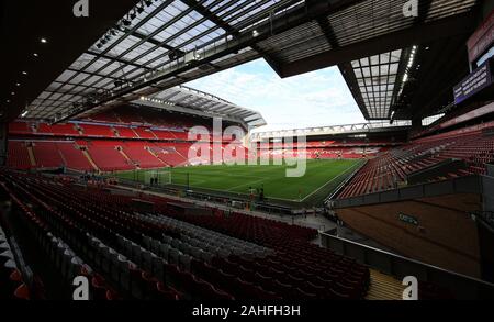 Anfield, Liverpool, Merseyside, Regno Unito. 29 Dic, 2019. English Premier League Football, Liverpool rispetto a Wolverhampton Wanderers; una vista dello stadio dal Kop fine prima del match - rigorosamente solo uso editoriale. Nessun uso non autorizzato di audio, video, dati, calendari, club/campionato loghi o 'live' servizi. Online in corrispondenza uso limitato a 120 immagini, nessun video emulazione. Nessun uso in scommesse, giochi o un singolo giocatore/club/league pubblicazioni Credito: Azione Sport Plus/Alamy Live News Foto Stock